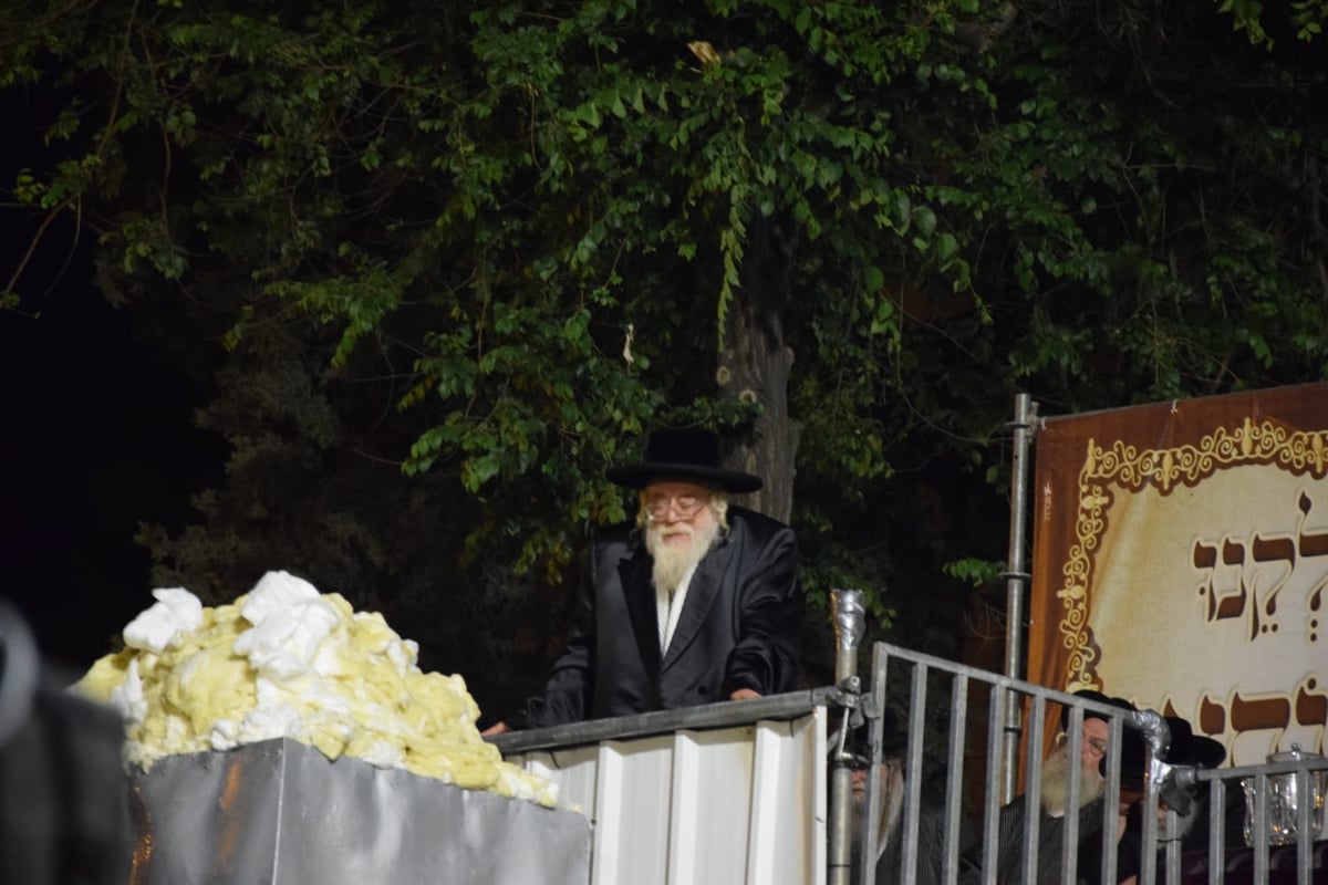 בראשות האדמו"ר: אלפים בהדלקה בתולדות אהרן