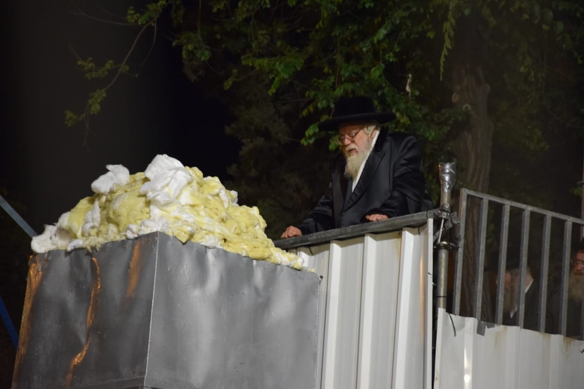 בראשות האדמו"ר: אלפים בהדלקה בתולדות אהרן