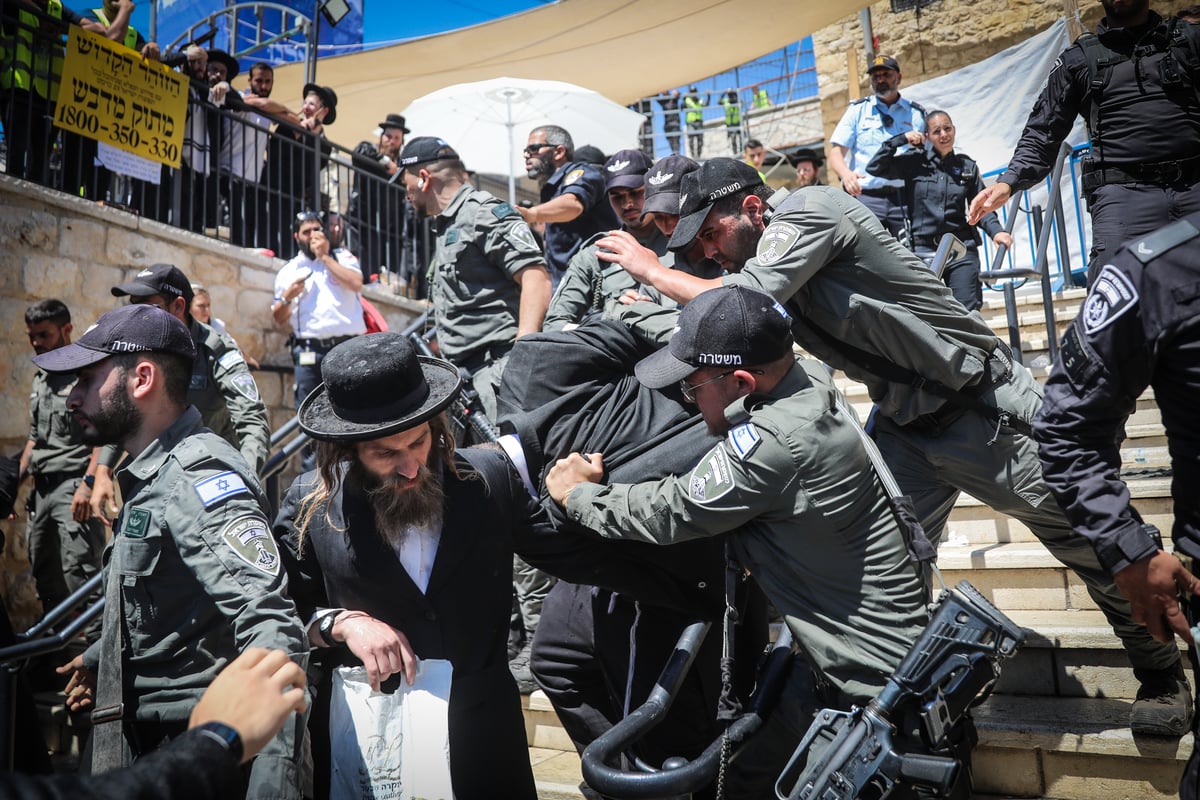 העולים, הציון, המשטרה והעימותים הקשים