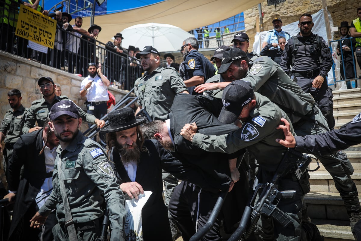 העולים, הציון, המשטרה והעימותים הקשים