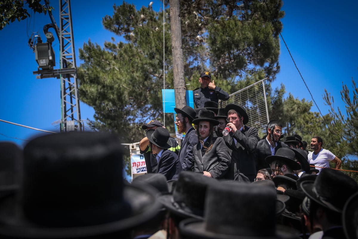 העולים, הציון, המשטרה והעימותים הקשים