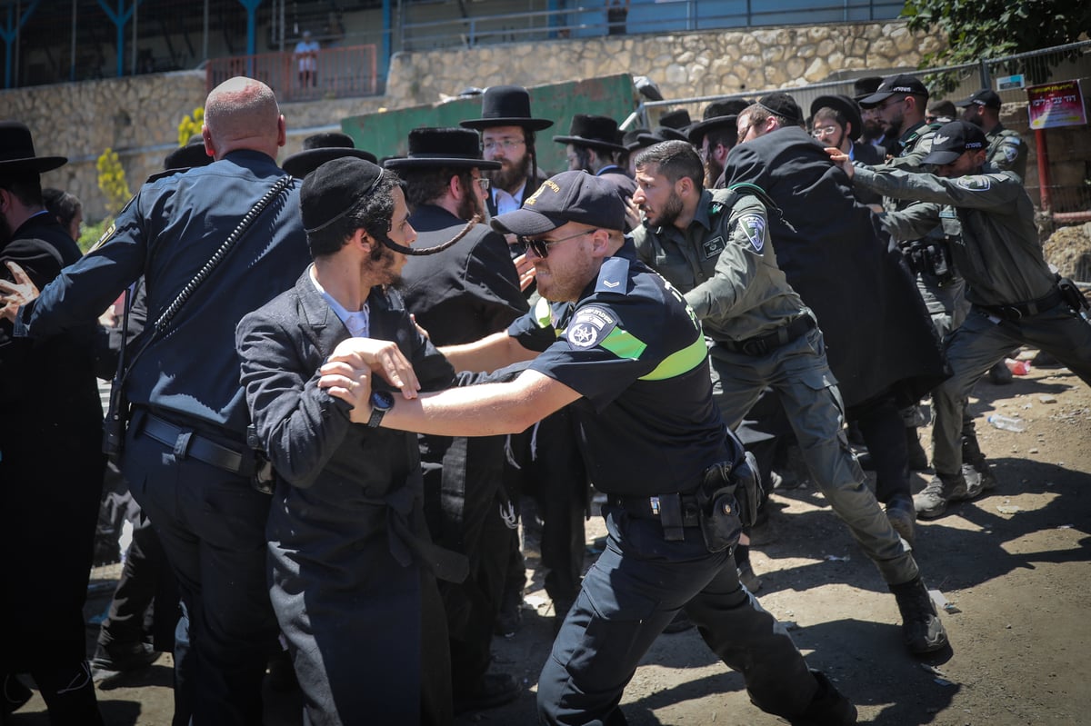 העולים, הציון, המשטרה והעימותים הקשים