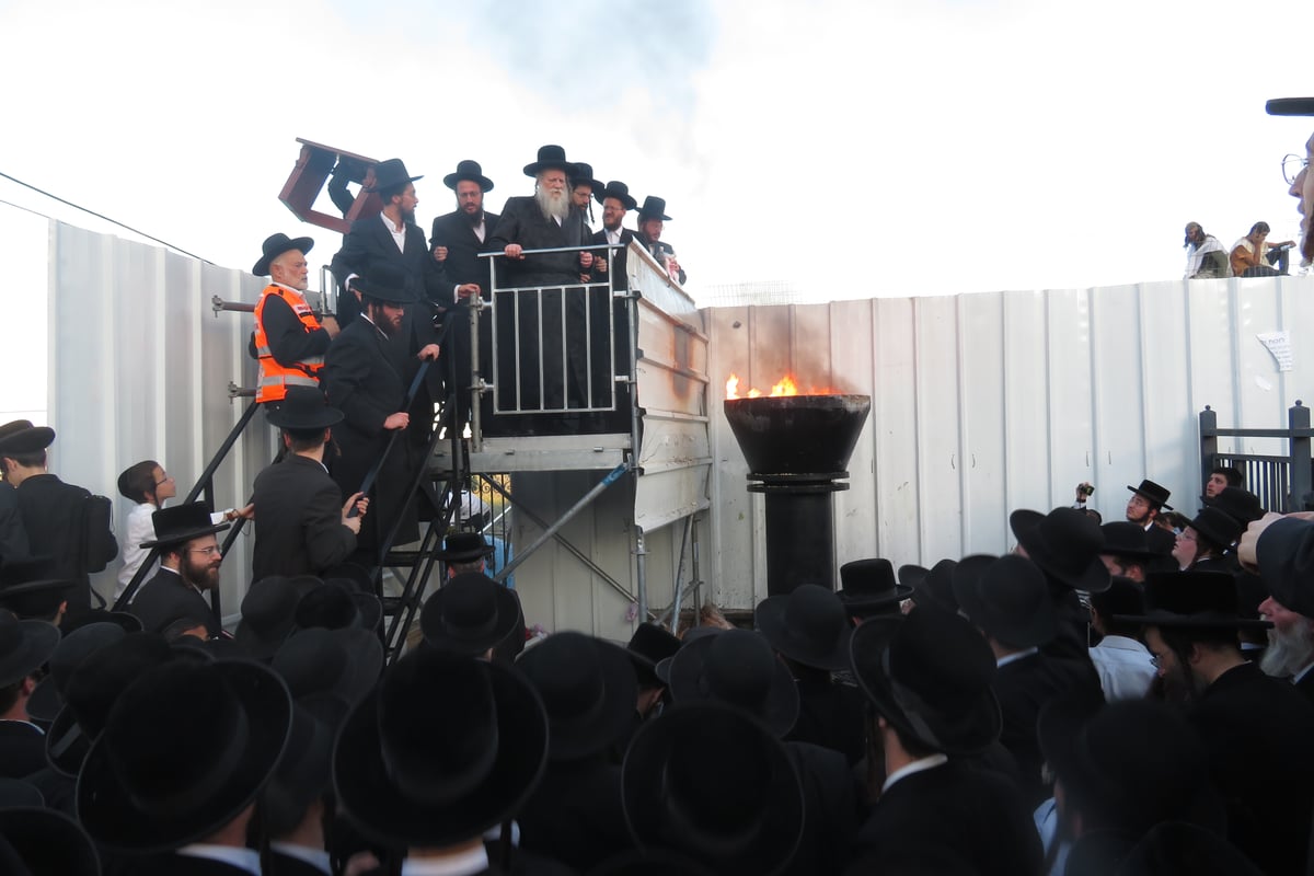 הרבי ממודז'יץ עלה למירון וערך הדלקה ותפילה