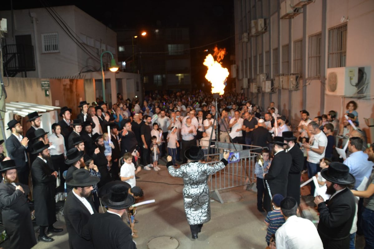 אלפים השתתפו בהדלקת ל"ג בעומר המרכזית בפ"ת