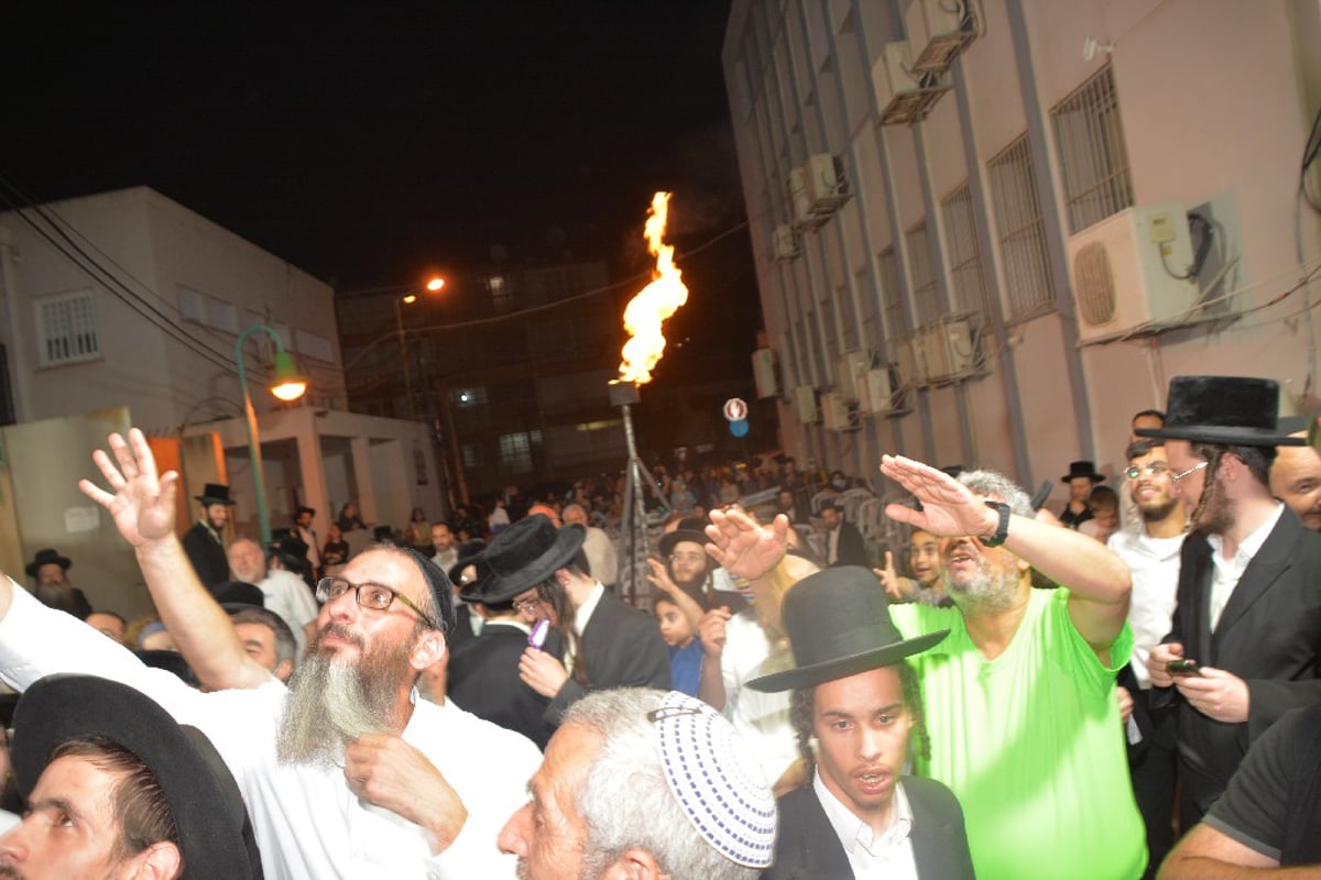 אלפים השתתפו בהדלקת ל"ג בעומר המרכזית בפ"ת