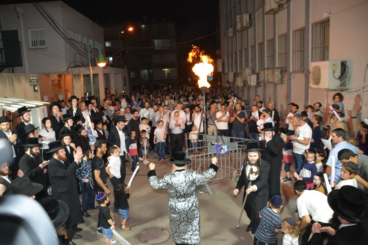 אלפים השתתפו בהדלקת ל"ג בעומר המרכזית בפ"ת