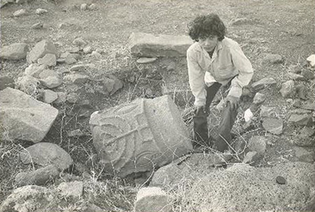 כותרת המעוטרת בכל אחד מצדדיה במנורה של שבעה קנים בזמן גילויה בשנת תשל"ט (1979) ב'חורבת שׁוּרָה' שע"פ המסורת המוסלמית מדובר במקום בו ישבו בני יעקב השבטים ודנו ופסקו את דינו של יוסף הצדיק שהושלך לגוב יוסף הסמוך