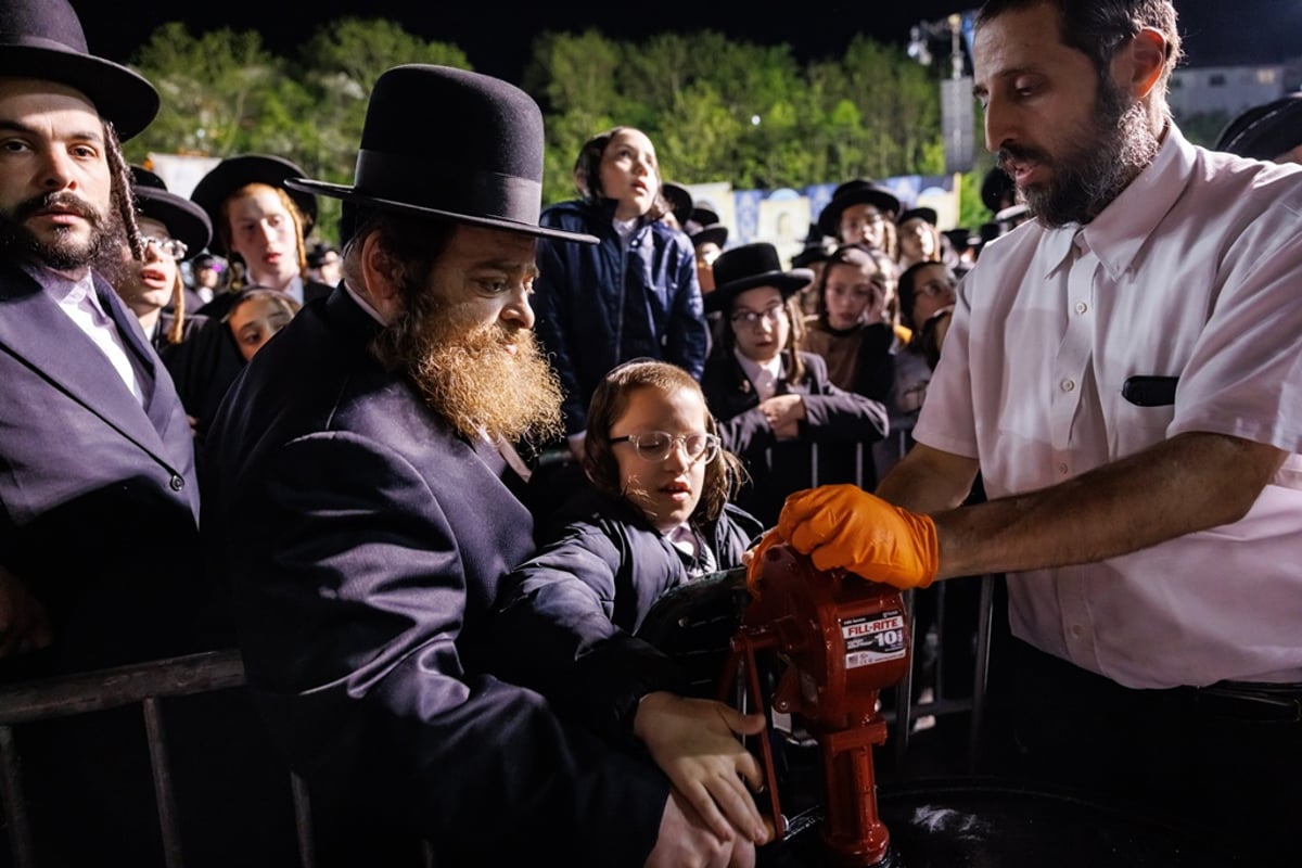 תיעוד ענק: מעמד ההדלקה בחסידות סאטמר