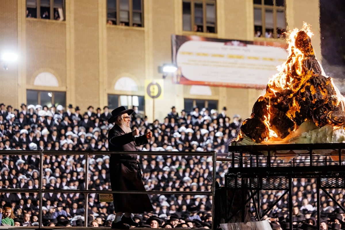 תיעוד ענק: מעמד ההדלקה בחסידות סאטמר