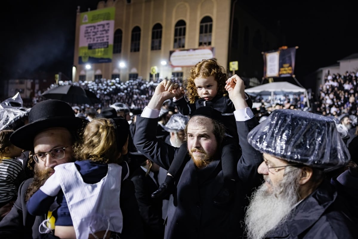 תיעוד ענק: מעמד ההדלקה בחסידות סאטמר