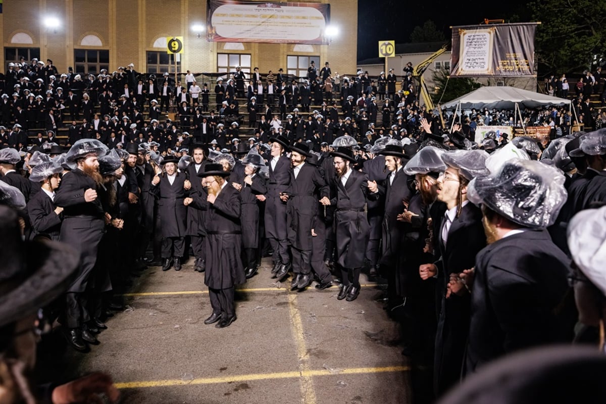 תיעוד ענק: מעמד ההדלקה בחסידות סאטמר