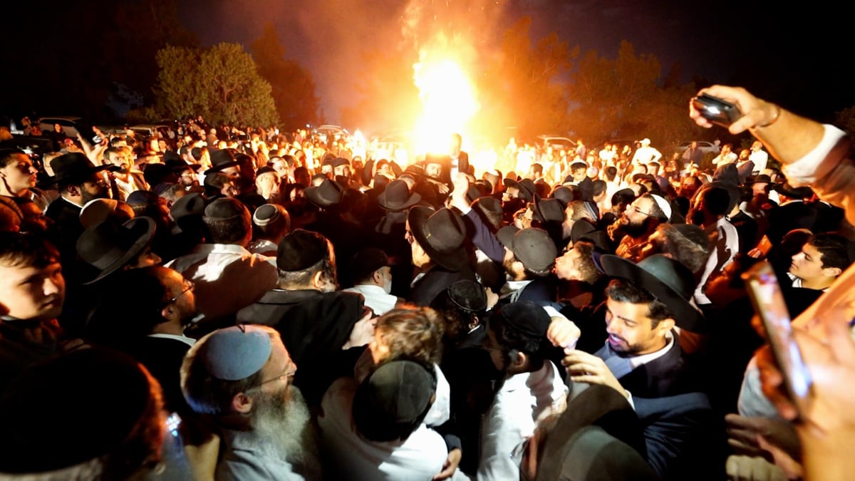 מעמד ההדלקה בראשות ה'ינוקא' - ביער צרעה