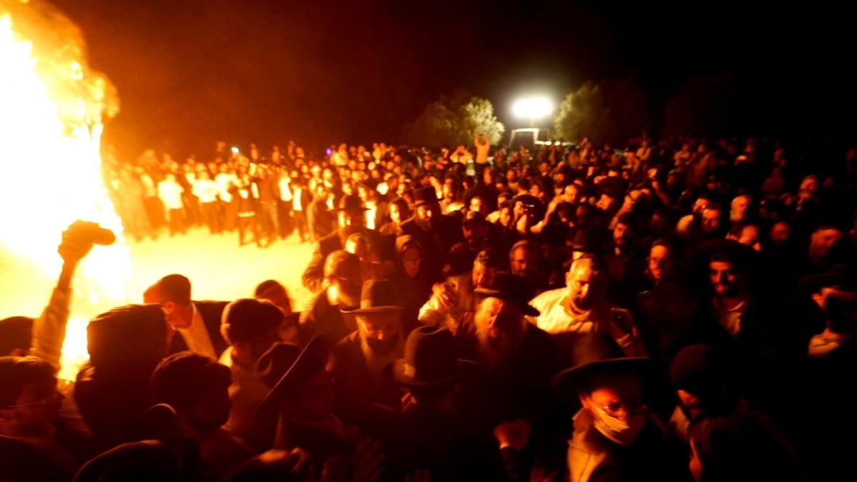 מעמד ההדלקה בראשות ה'ינוקא' - ביער צרעה