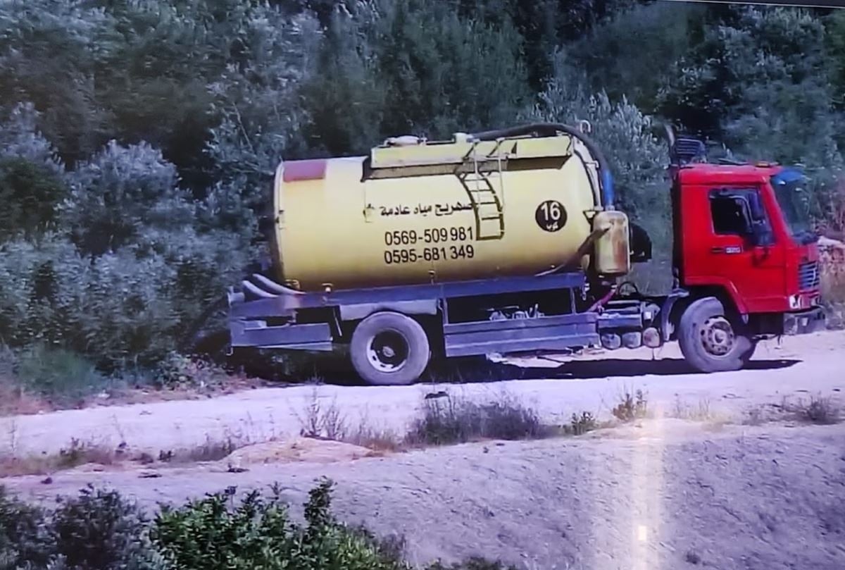 שימו לב לשפך השחור שנשפך מהביובית