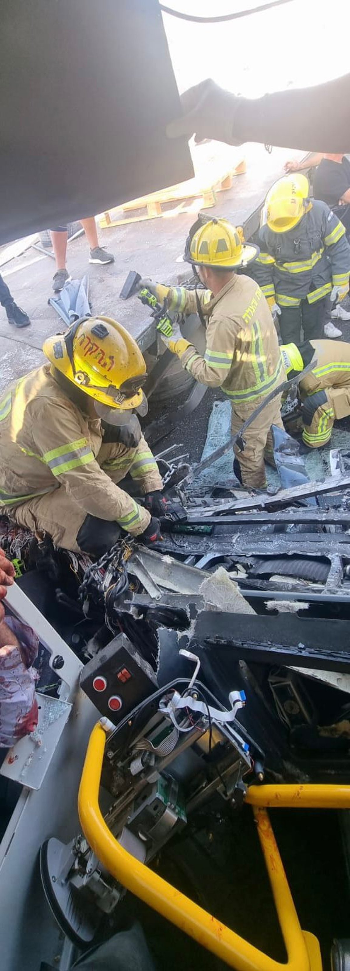 תאונת דרכים חזיתית  בין אוטובוס למשאית