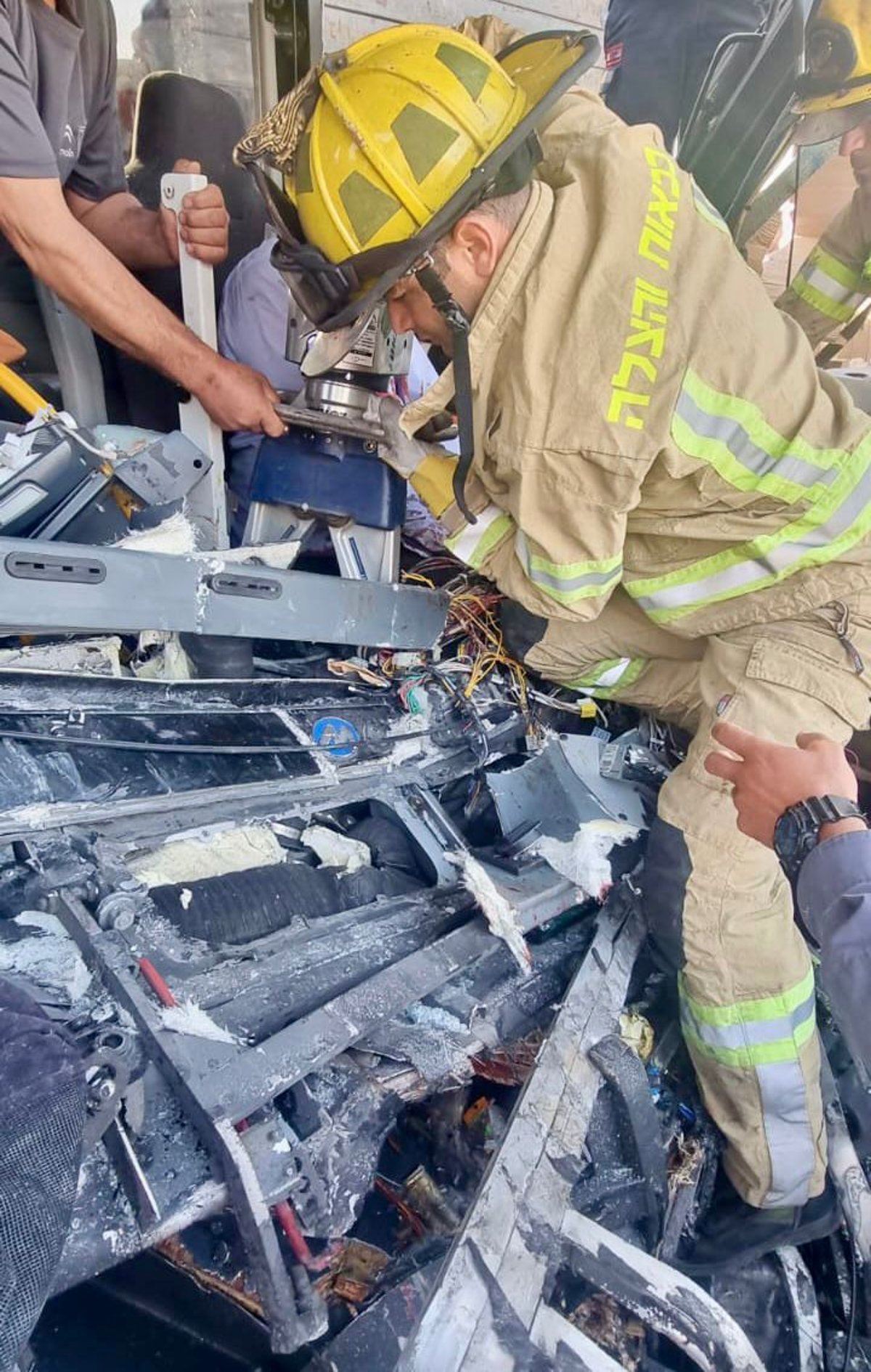 תאונת דרכים חזיתית  בין אוטובוס למשאית