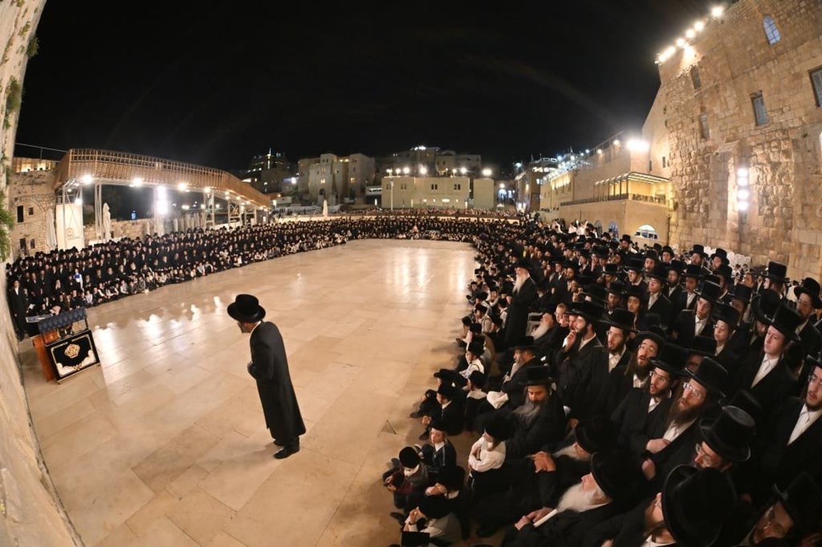 חסידי ויז'ניץ הגיעו להתפלל בכותל המערבי ובמירון