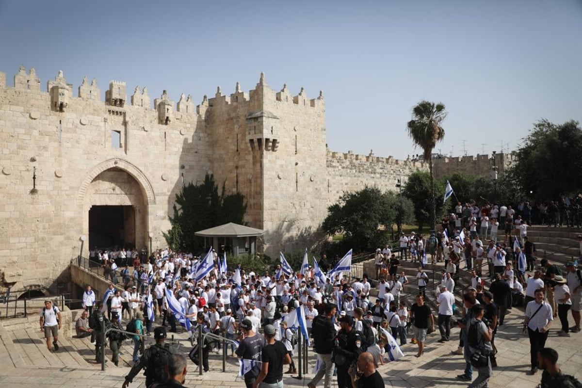 בצל המתיחות הביטחונית: אלפים במצעד הדגלים בירושלים