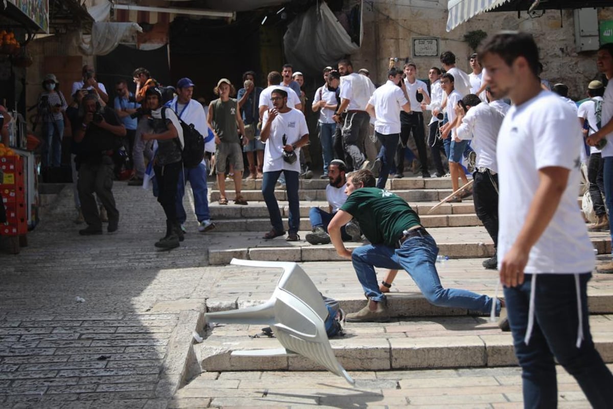 בצל המתיחות הביטחונית: אלפים במצעד הדגלים בירושלים