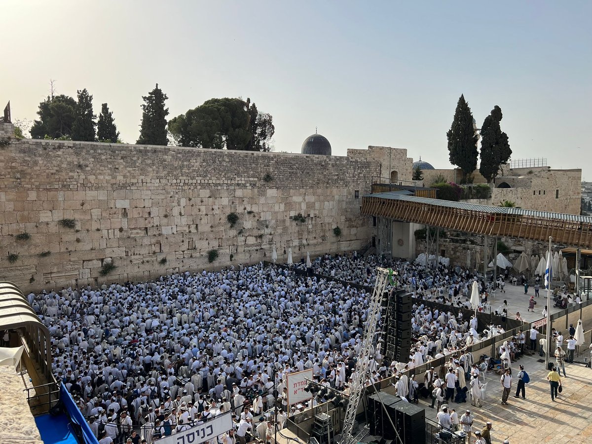 הכותל, הבוקר