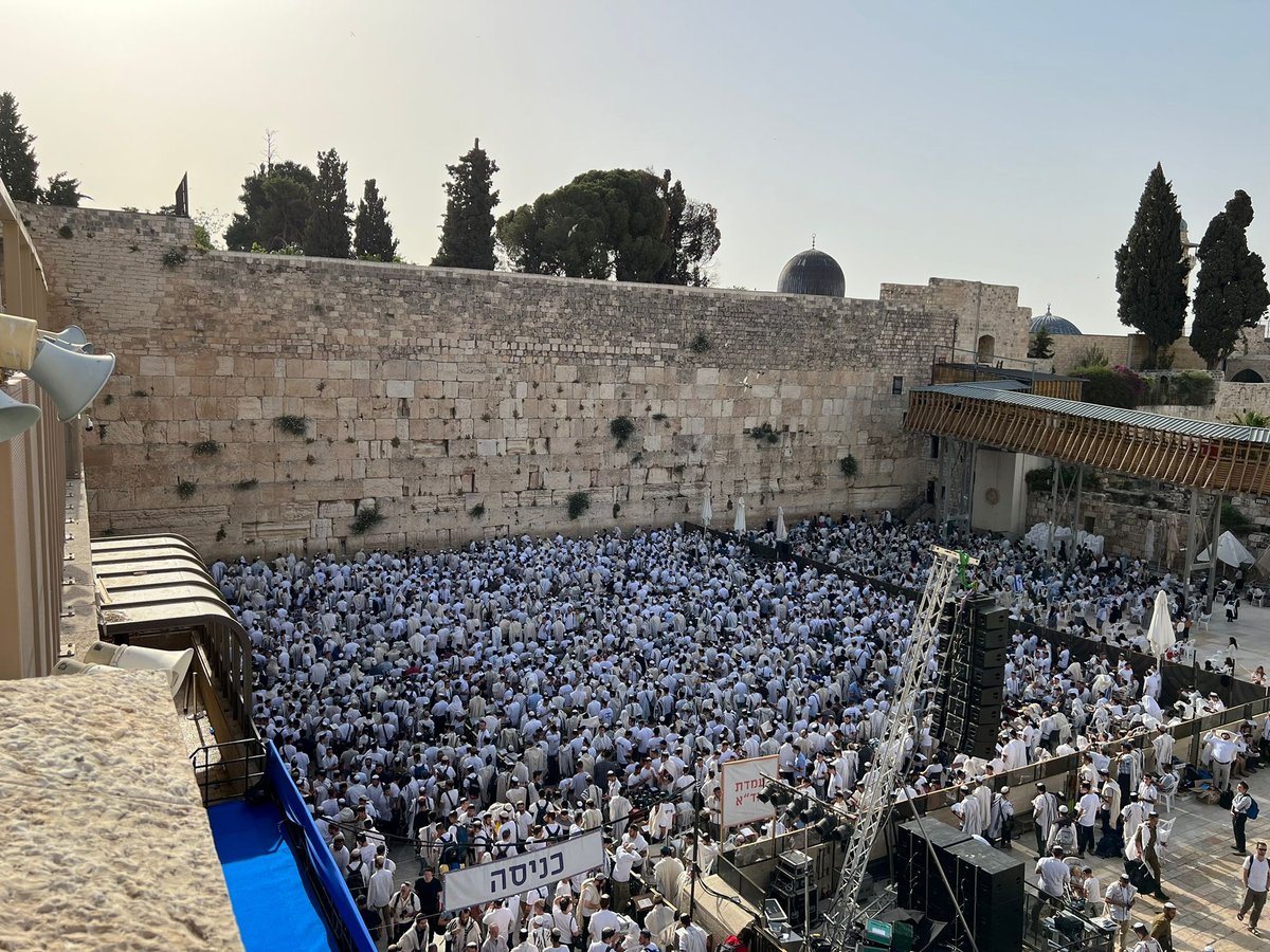 יום ירושלים: אלפים בתפילת שחרית בכותל