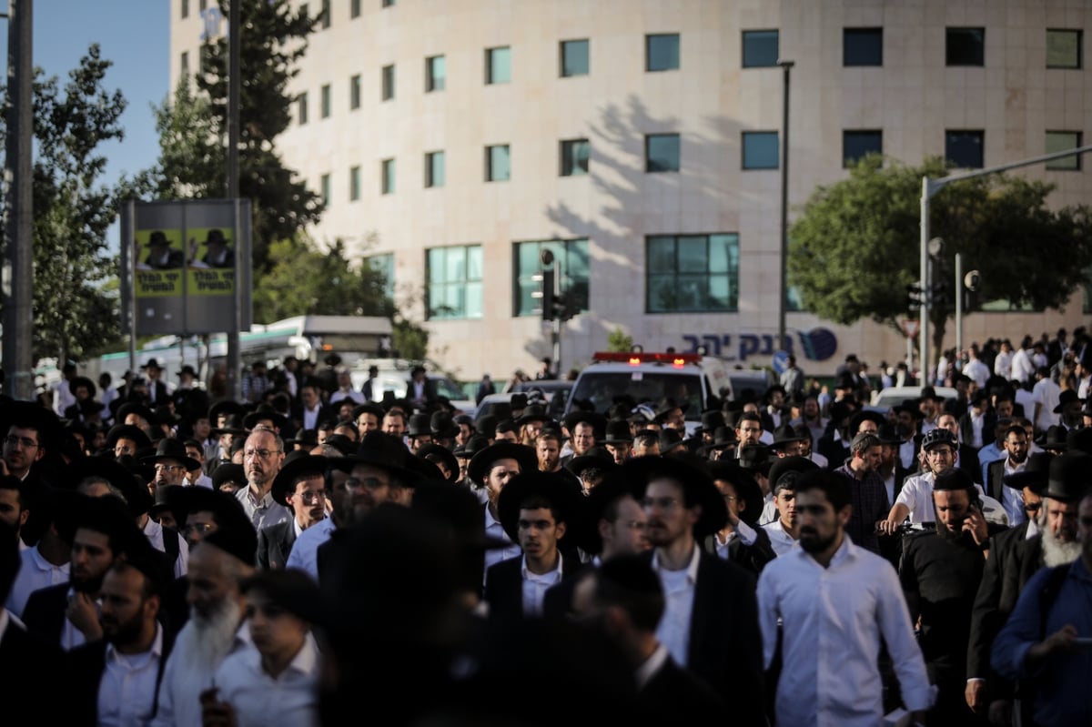 תיעוד מסע הלווייתו של הרב אורי זוהר זצ"ל