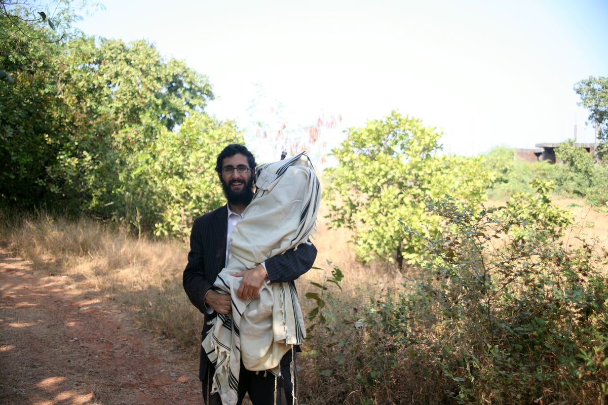 עם ספר תורה שהבאנו לבית חב"ד נידח