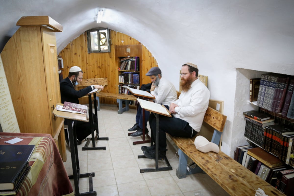 קבר ישי ורות: בסמיכות למערת המכפלה בחברון