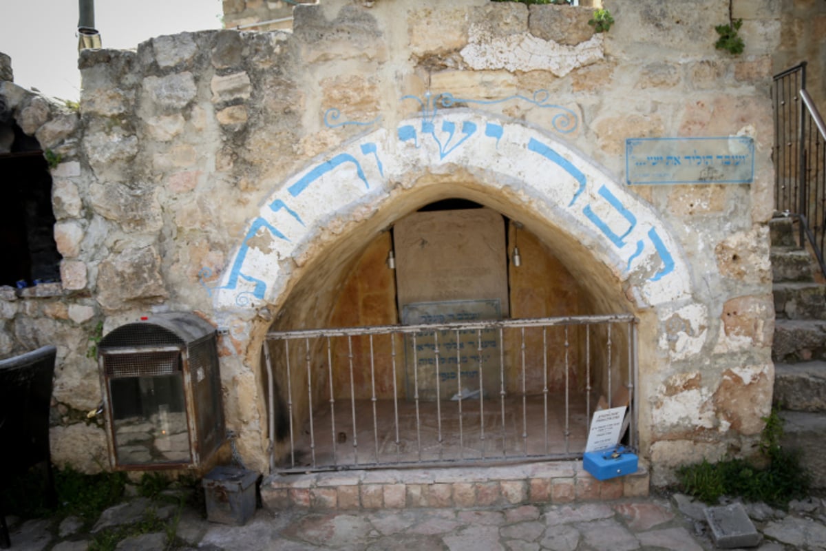 קבר ישי ורות: בסמיכות למערת המכפלה בחברון