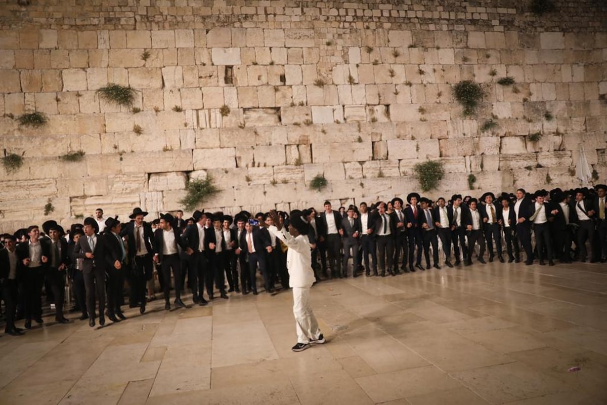 צפו: המוני תלמידי ישיבות בריקודים בכותל