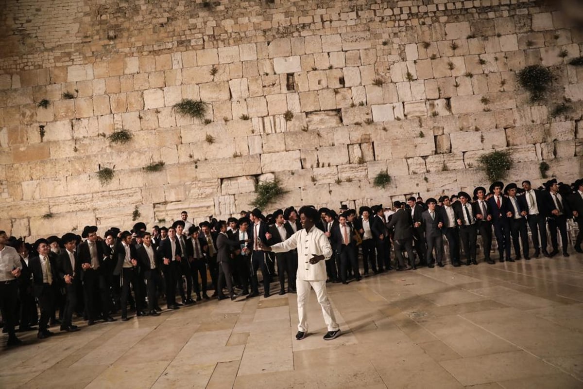 צפו: המוני תלמידי ישיבות בריקודים בכותל