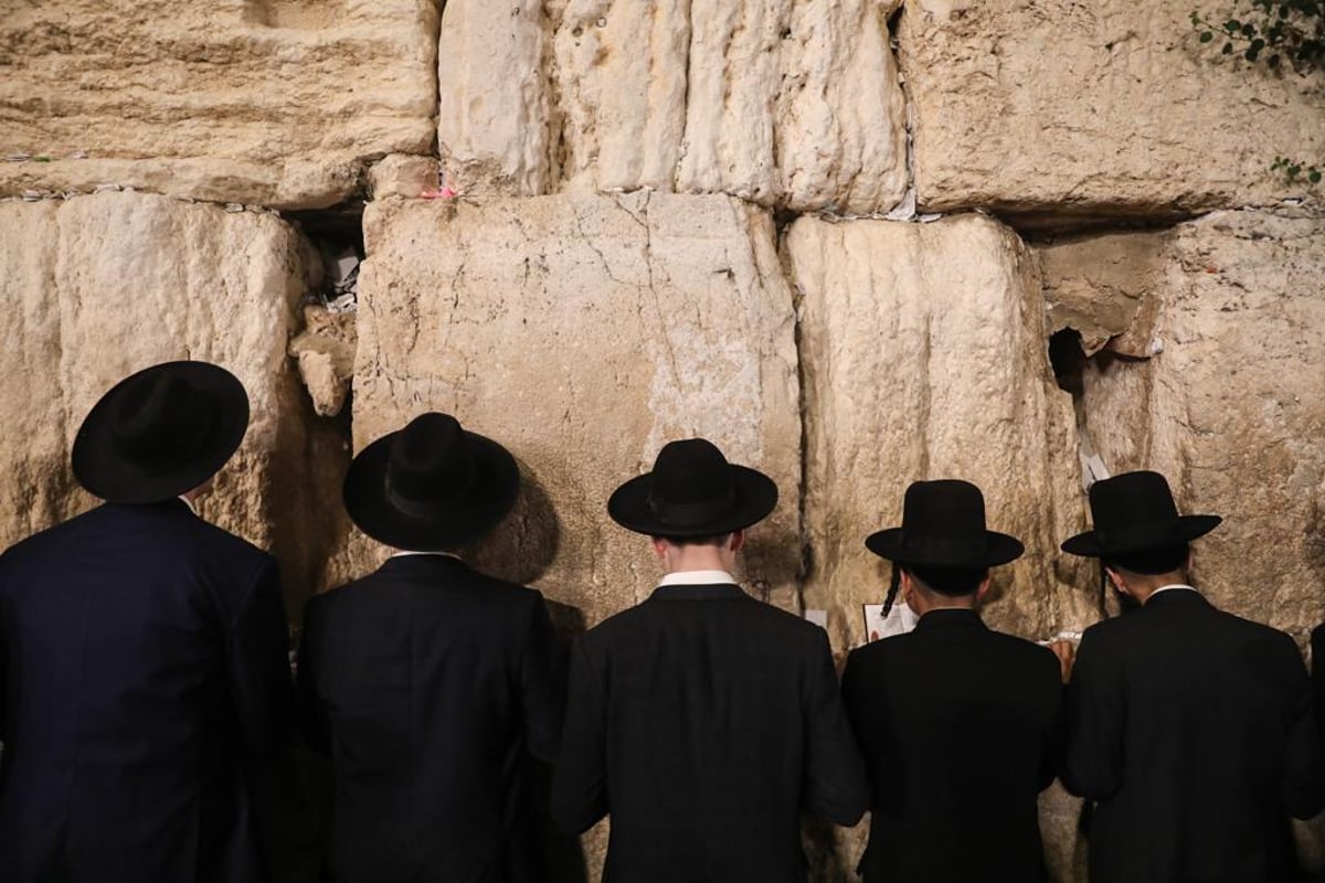 צפו: המוני תלמידי ישיבות בריקודים בכותל