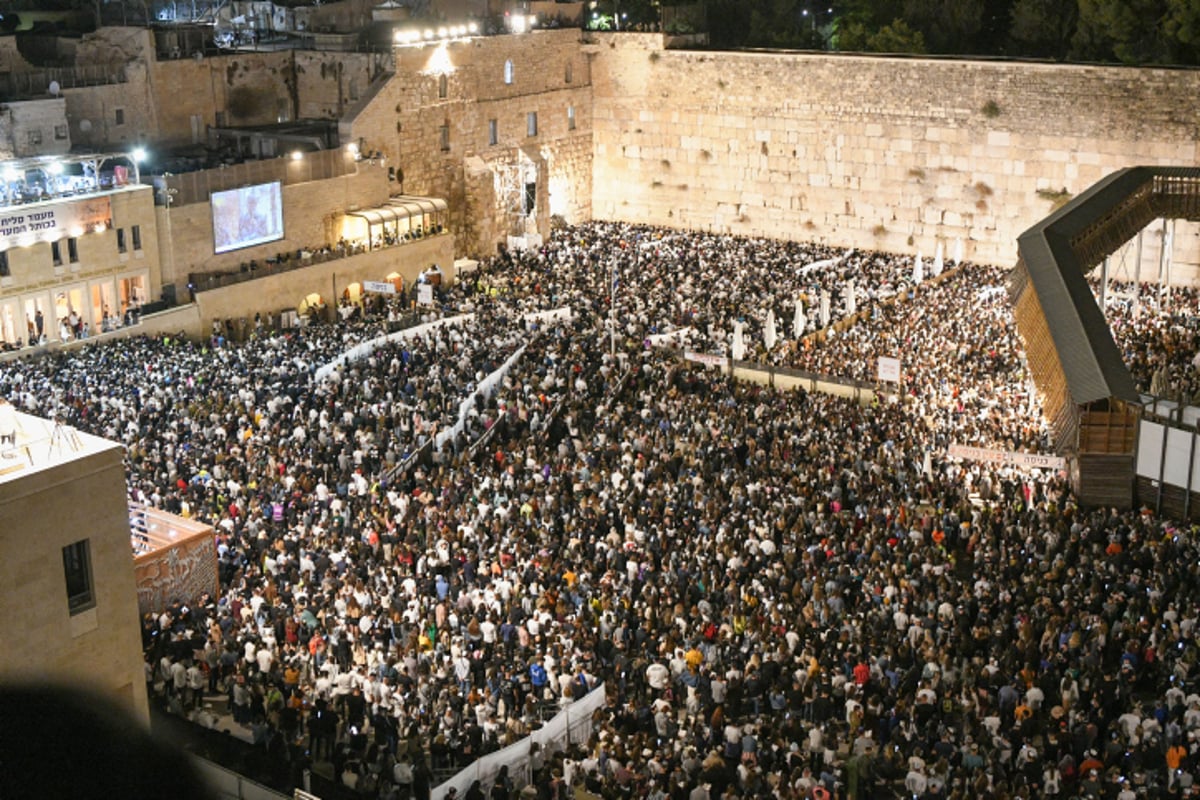 מתפללים בכותל