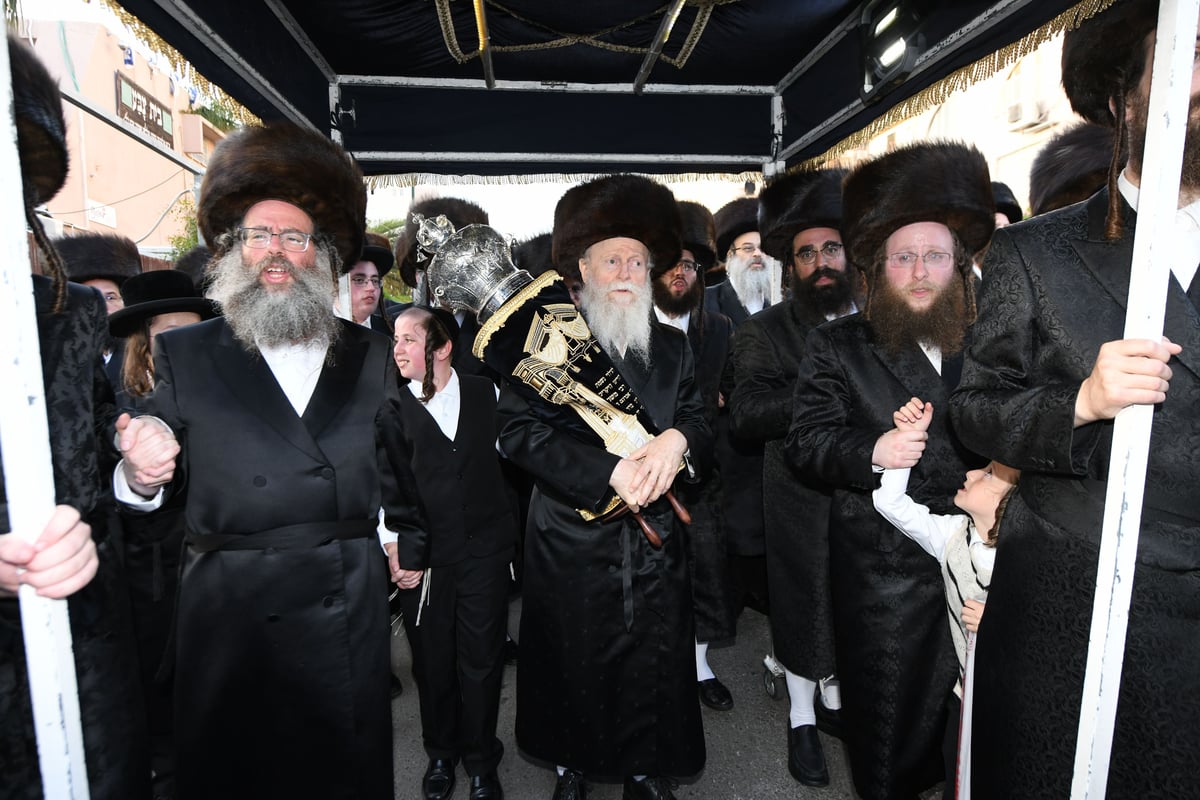 בצאנז הכניסו ספר תורה חדש להיכל המתיבתא