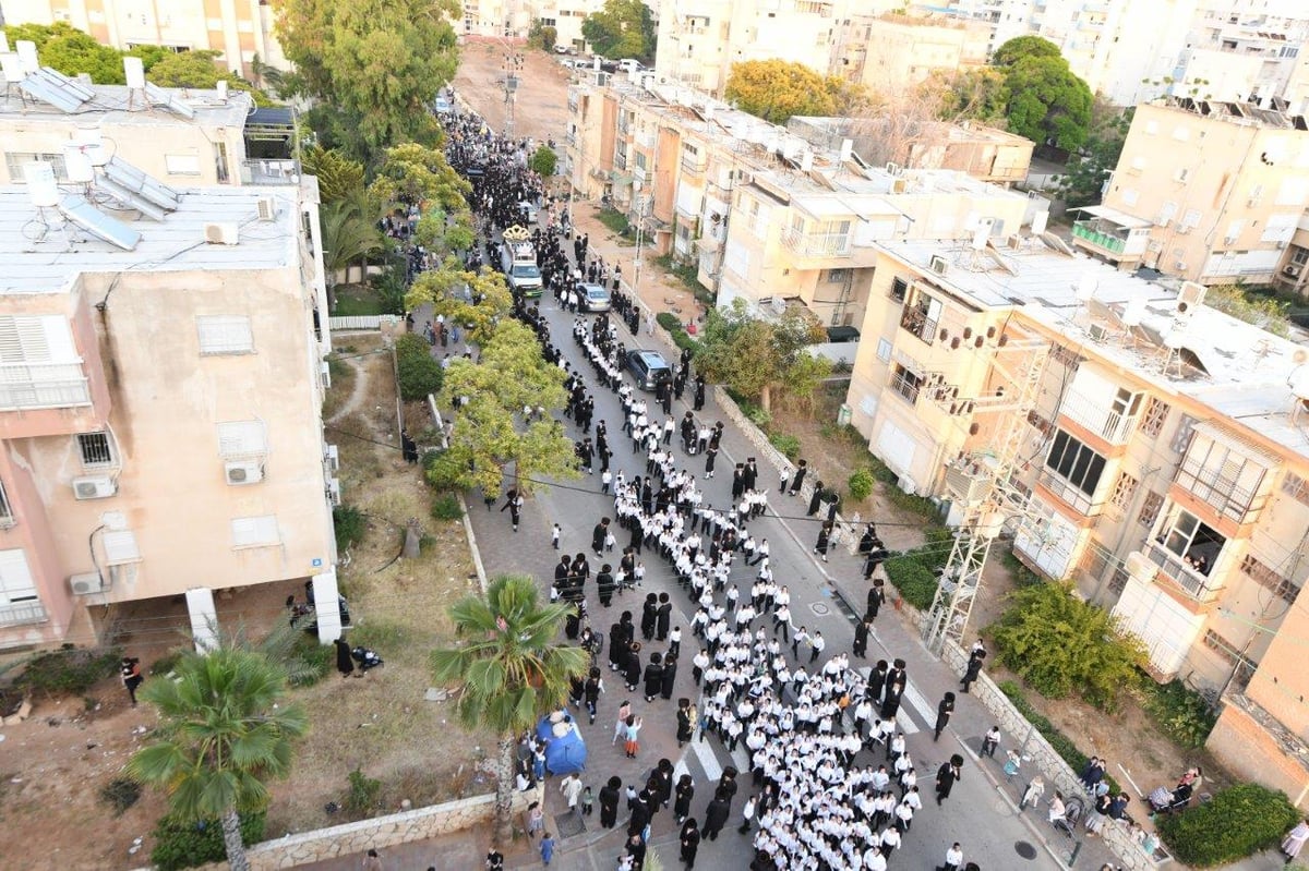 בצאנז הכניסו ספר תורה חדש להיכל המתיבתא