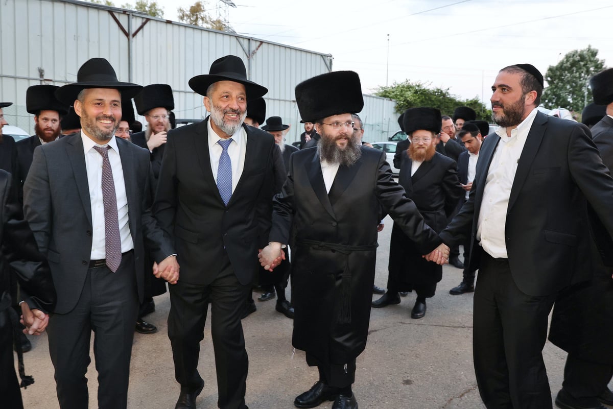 עורך 'הדרך' חיתן את בתו, כולם התייצבו • צפו