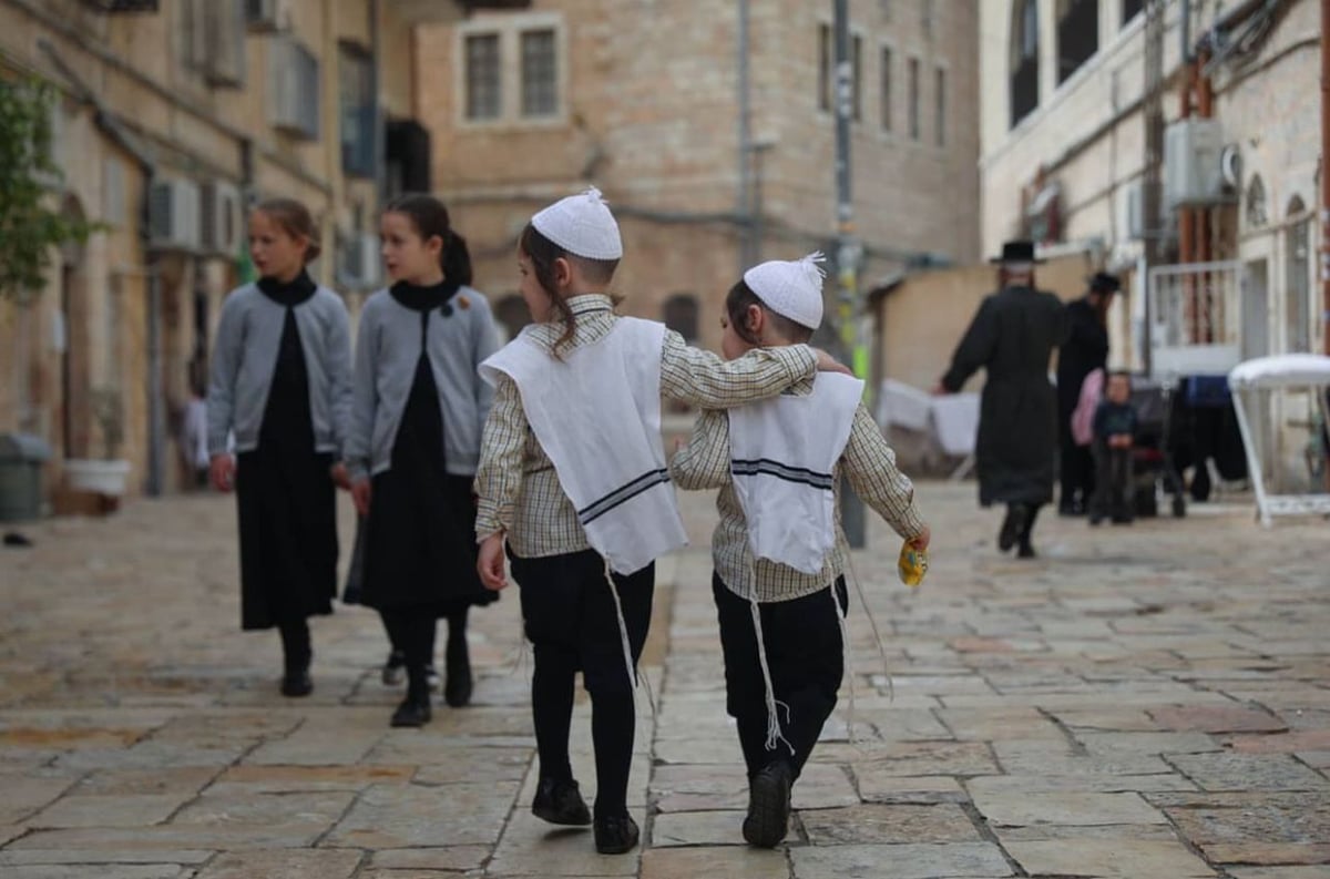 תמונת השבוע: ילדים חוזרים מהחיידר בבתי אונגרין