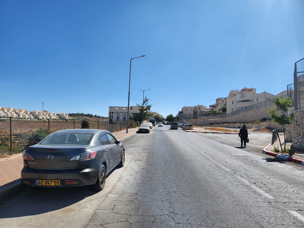 רחוב ארוך ללא מעברי חציה. רח' קדושת לוי בביתר