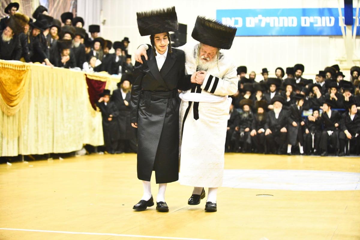 שמחת החתונה לנכדי האדמו"רים מאמשינוב ופרמישלאן; צפו