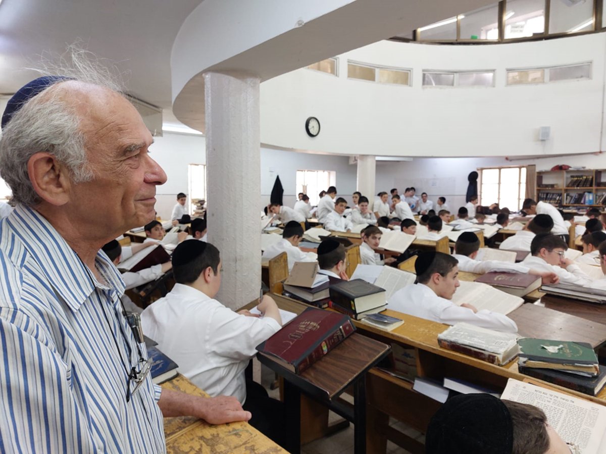 ר' יהודה אלירז בהיכל ישיבת חברון ההיסטורי בשכונת גאולה בירושלים