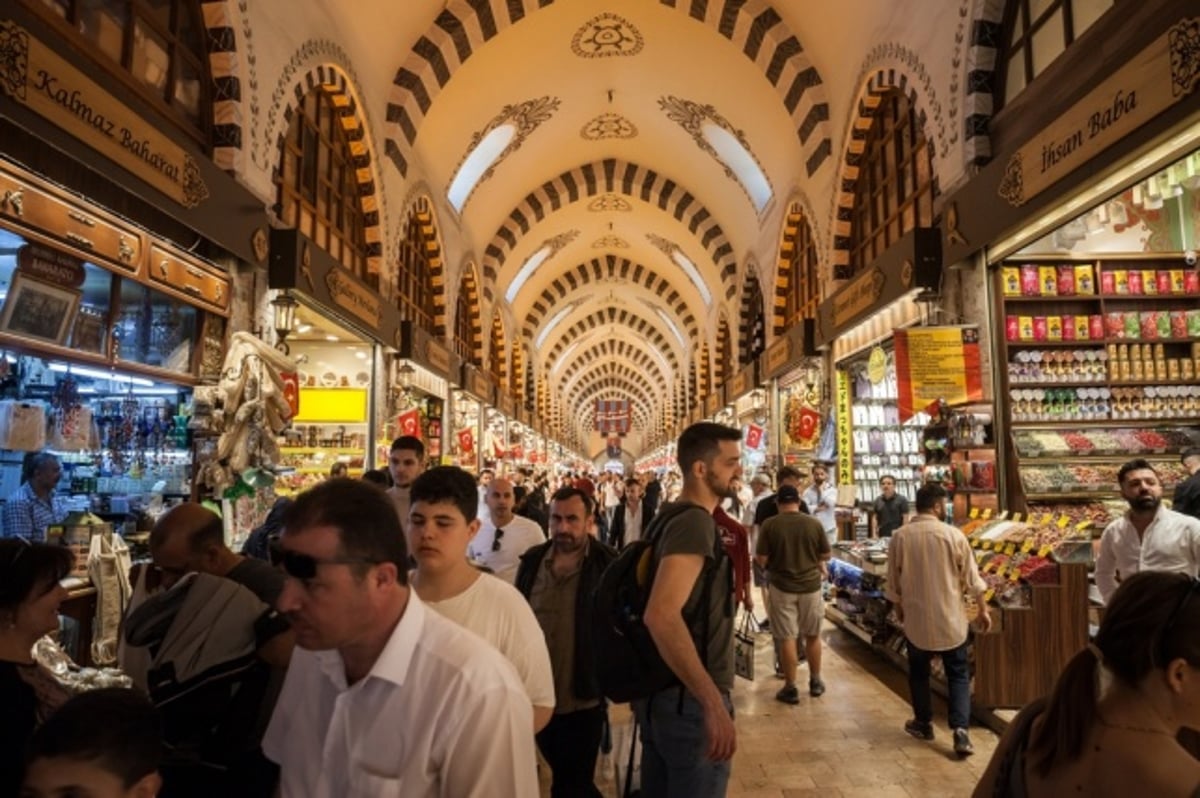 אזהרת המסע הוחרפה. שוק מקומי באיסטנבול