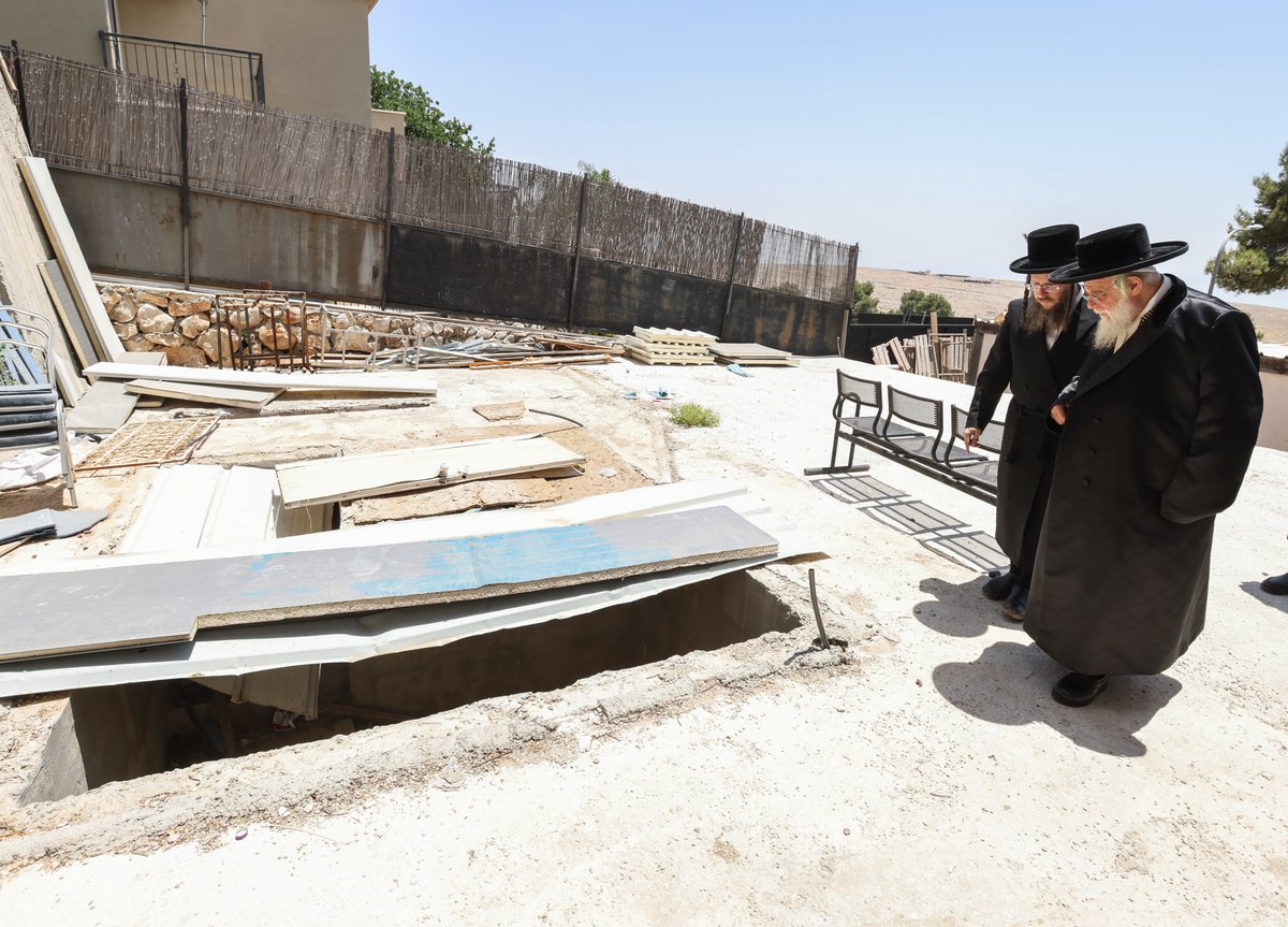 הרבי מתולדות אהרן קבע מזוזה בקהילת 'אזמרה'