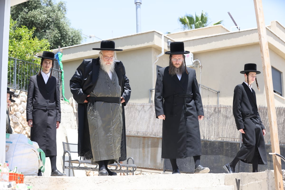 הרבי מתולדות אהרן קבע מזוזה בקהילת 'אזמרה'