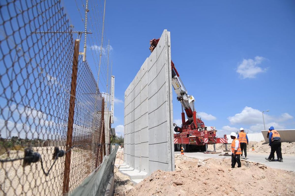 צה"ל החל בהקמת מכשול ביטחוני בגדר ההפרדה; צפו