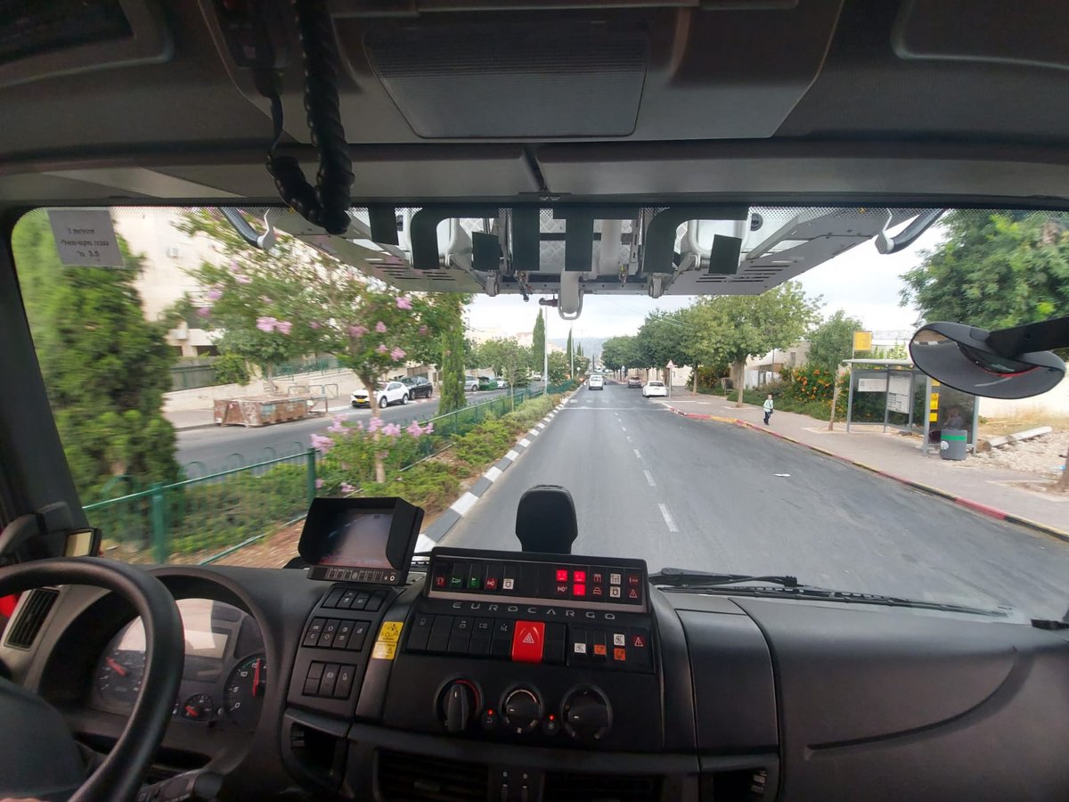 בסיור ברחבי העיר. "לפעמים מנופפים לנו לשלום"