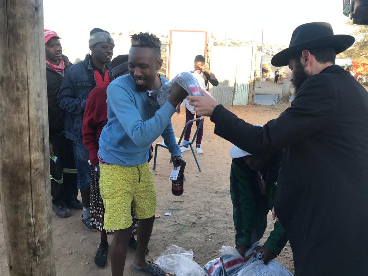 צפו: 'שליח' חימם דרי רחוב בעיר האפריקנית