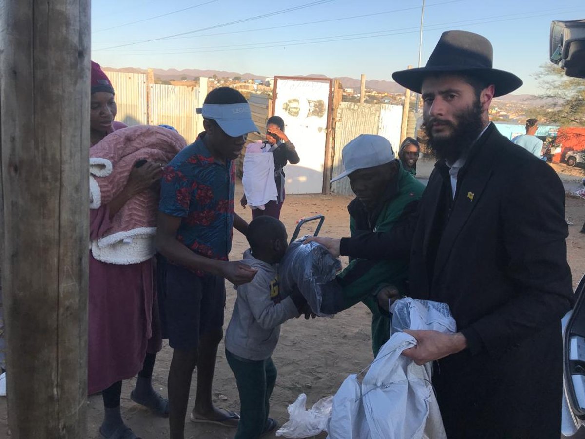 צפו: 'שליח' חימם דרי רחוב בעיר האפריקנית