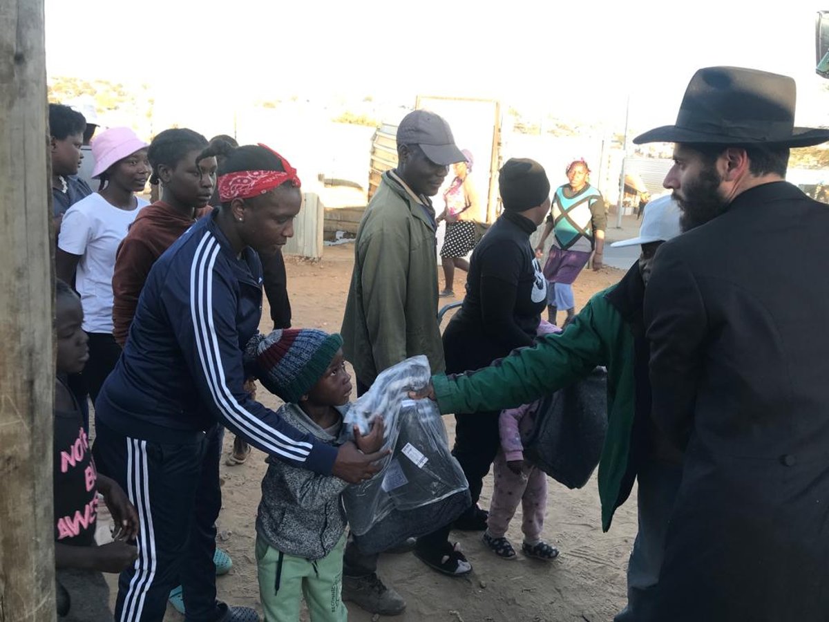 צפו: 'שליח' חימם דרי רחוב בעיר האפריקנית