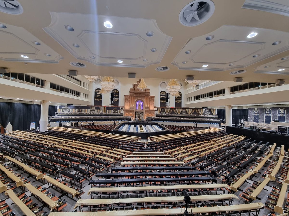 ראש הישיבה יחד עם זקן האדמו"רים על במה אחת