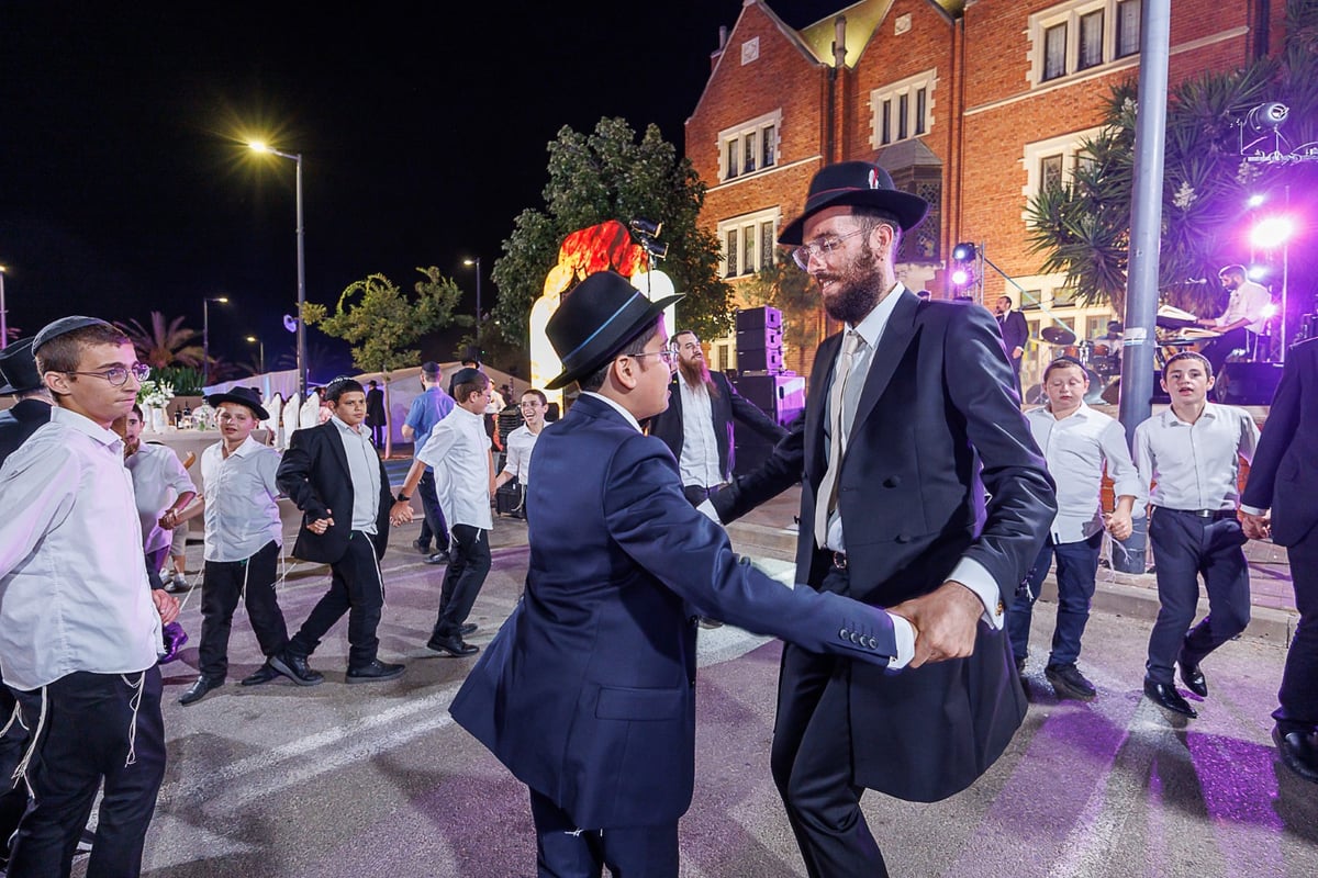 ערב ג' בתמוז: המפיק החב"די חגג בר מצווה לבנו